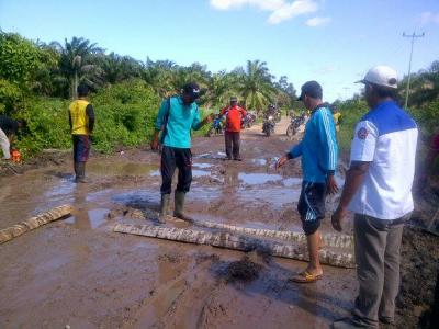Salut, Warga Turun ke jalan Perbaiki Jalur Lintas Tanjung Kapal-Darul Aman.