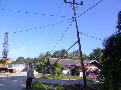 Awas, Tiang listrik Hampir Tumbang Warga was was
