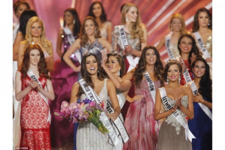 Miss Kolombia Raih Miss Universe 2015 Secara Kontroversial