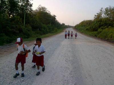 Siswa SD Harus Jalan Kaki Sejam Demi Bersekolah!