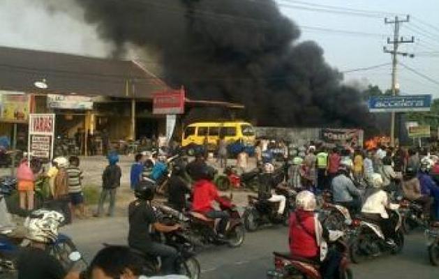 5 Kios di Jalan SM Amin Panam Ludes Dilalap Sijago Merah
