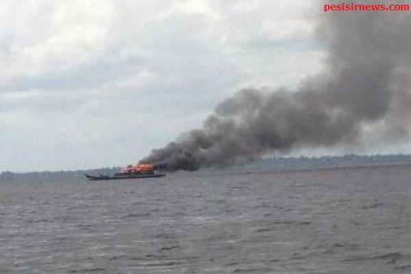 Curi Ikan di Perairan Indonesia, Kapal Malaysia Dibakar