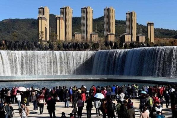 Ini Air Terjun Buatan Manusia Terbesar di Asia