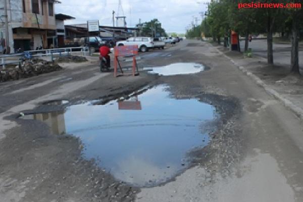 Jalan Datuk Laksamana Rusak, Debu Masuk Rumah Warga