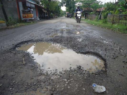 Jalan Simpang Riset Butuh Diaspal Ulang