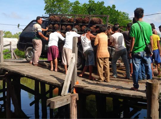 Jembatan penghubung Menuju Roro Tanjung Kapal Rusak, Warga Turun Langsung