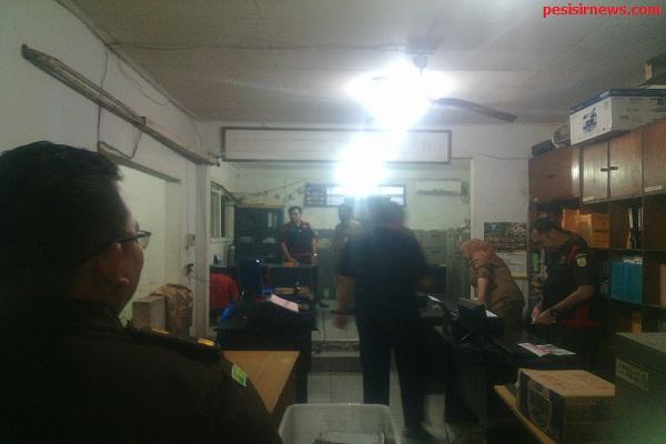 Kejari Tembilahan Geledah Kantor Dinas Bina Marga dan Sumber Daya Air