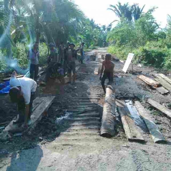 Mantap, Sopir Angkutan Teluk Pinang Memperbaiki Jalan
