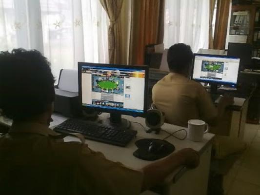 Jam Kerja, Petugas Disdukcapil Kampar Malah Asik Main Playstation