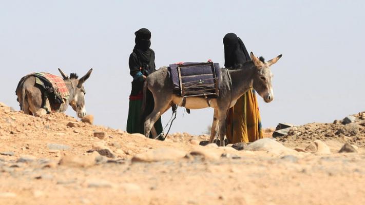 Mujahidin AQAP menjatuhkan hukuman rajam terhadap seorang wanita yang melakukan zina