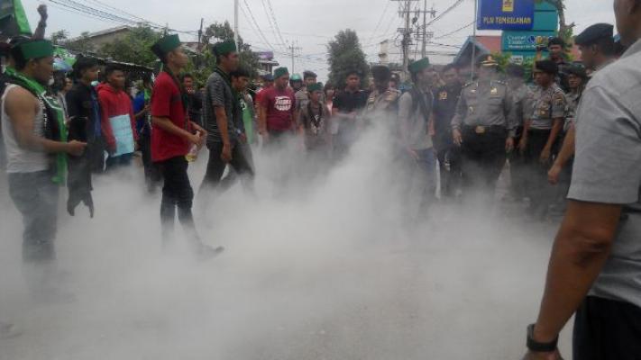Pemadaman LIstrik Tak Menentu, HMI Demo PLN Rayon Tembilahan