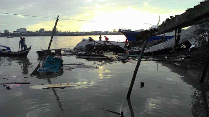 Pesisir Inhil Kembali Longsor, 2 Rumah di Kuala Enok Terjun ke Sungai