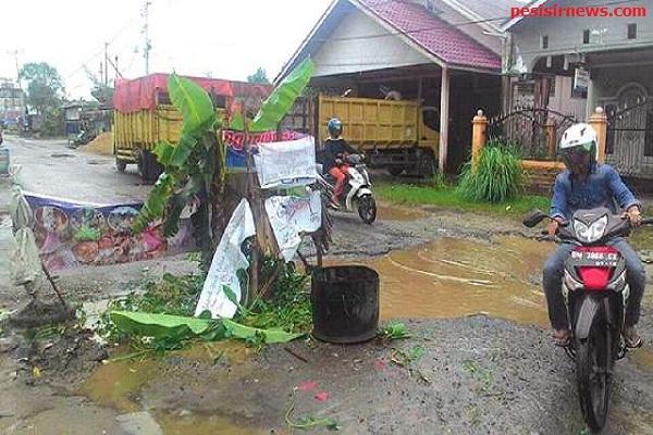 Protes Infrastruktur jalan Tak Kunjung Diperbaiki, Warga Inhil Dirikan WC di Ruas Jalan
