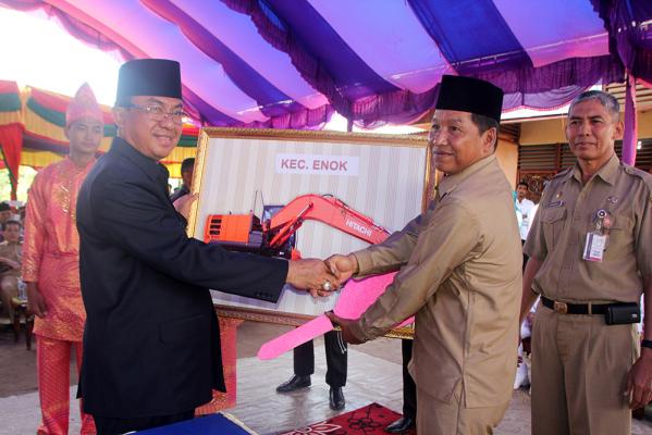 Sempena Pelantikan Kades, Bupati Serahkan Bantuan Alat Berat