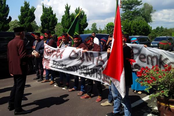 Tak Kunjung Cair, Puluhan Mahasiswa Geruduk Kantor Walikota Dumai 