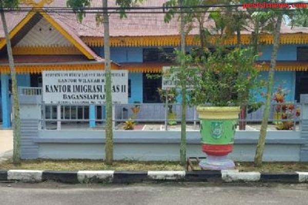 Warga Bagan Batu Protes Biaya Urus Pasport di Kantor Imigran Tidak Sesuai Prosedur