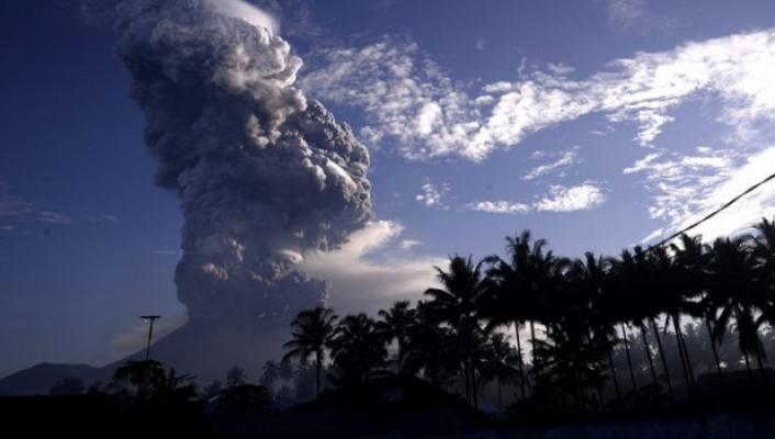 Warga Dilarang Berakitivitas 6,5 Km dari Gunung Soputan