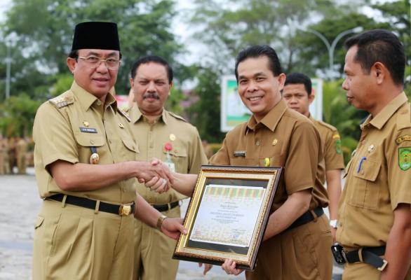 HM Wardan Serahkan Penghargaan kepada 11 OPD