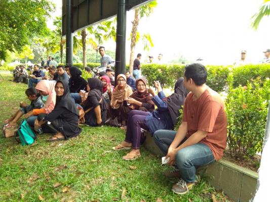 Masyarakat Bertahan Menunggu Bupati HM Wardan