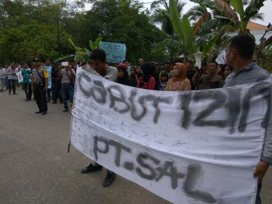 Pinta Izin PT SAL Dicabut, Maayarakat Serang Kantor Bupati