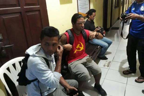 Seorang Turis Asal Amerika Diamankan TNI Karena Gunakan Atribut PKI
