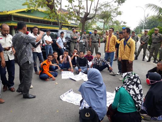 Soal Jamkesda, Massa Seruduk Kantor Bupati Inhil