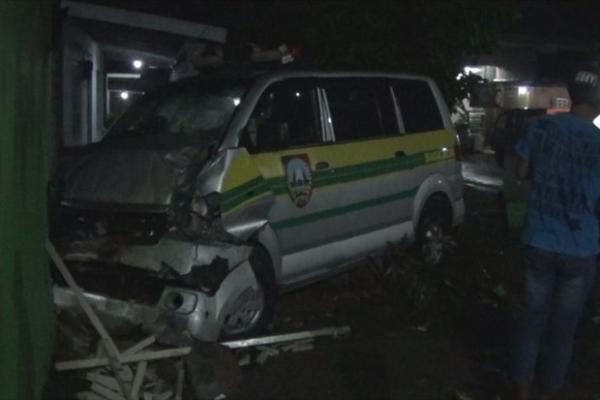 Ambulans Siaga Desa Tabrak Rumah, Tiga Orang Dilarikan ke RS
