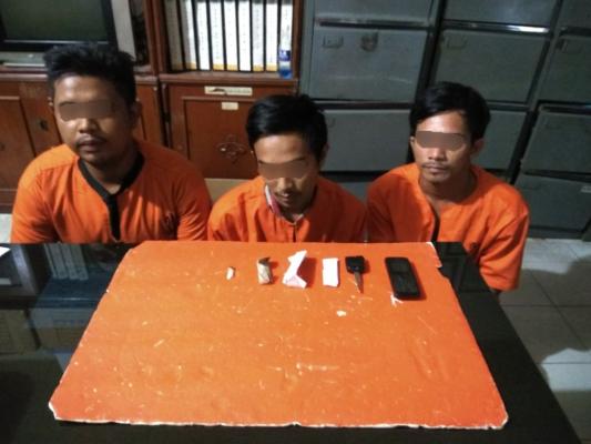 Asik Isap Ganja, Tiga Pemuda di Tembilahan Tak Berkutik di Hadapan Pak Polisi 