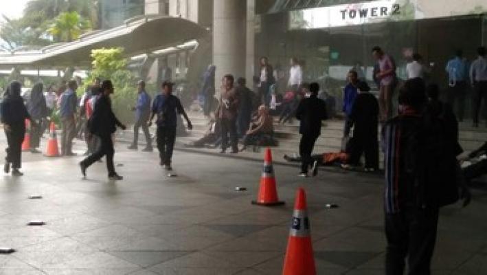 Atap Selasar Kafe Starbucks di Tower II Bursa Efek Indonesia Roboh