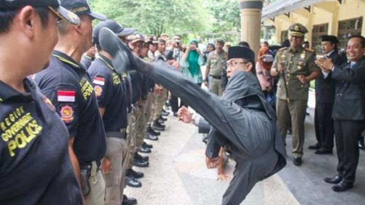 Bak Film Laga, Kaki Walikota Mataram Tiba-tiba Menerjang Wajah Anggota Satpol PP