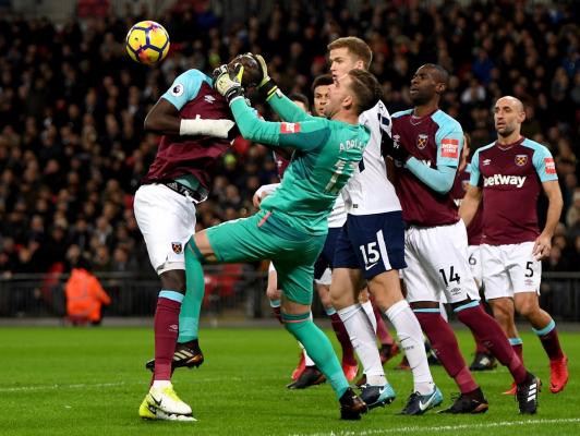 Bukan Bola, Kiper West Ham Malah Tangkap Kepala Rekan
