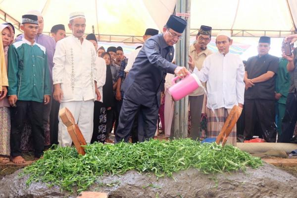 Bupati Ikut Shalat Jenazah dan Pemakaman Tokoh Agama dan Pendidikan di Kecamatan Gaung Anak Serka