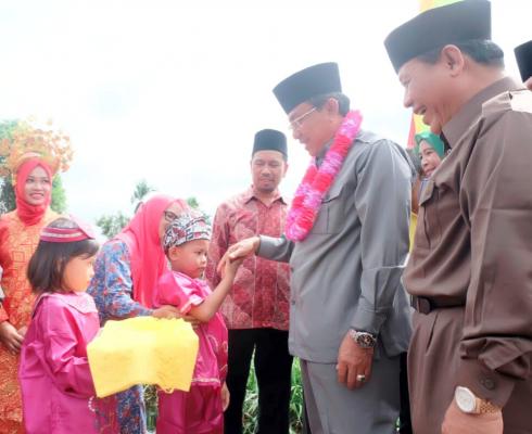 Bupati Inhil Hadiri Syukuran Pelantikan Kades Teluk Kabung, Gaung