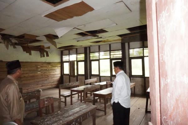 Bupati Inhil Tinjau Kondisi Memprihatinkan SDN 011 Desa Sungai Ambat, Enok