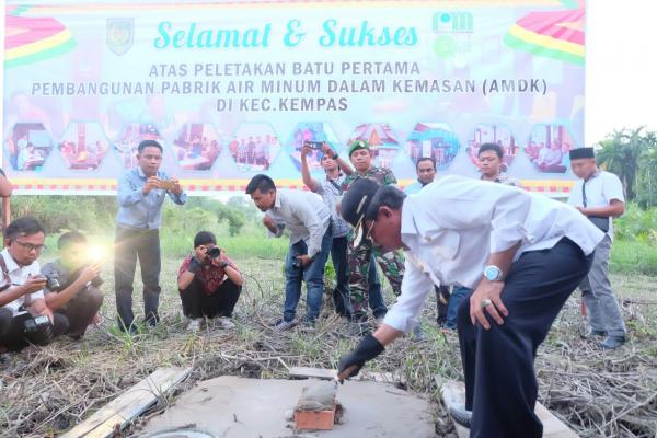 Bupati Inhil, Meletakkan Batu Pertama Pembangunan Pabrik Air Minum dalam kemasan