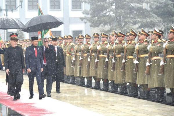 Cerita Menegangkan Jokowi ke Afghanistan, Selimut Jadi Syal hingga Sujud Syukur di Pesawat