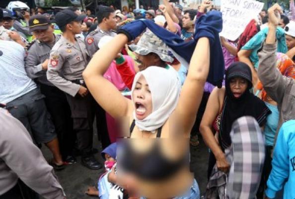 Demo Tutup Jalan Pantura, Ibu-Ibu asal Tongas Ini Nekat Buka Baju