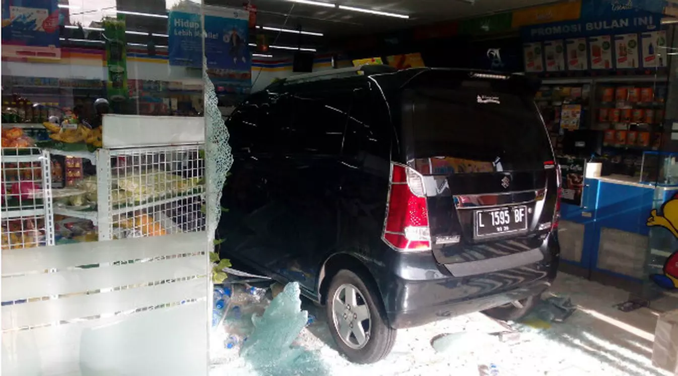 Dikemudikan Nenek-Nenek, Mobil Menyelonong Masuk Minimarket