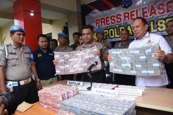 Gaya hidup glamor & banyak istri simpanan buat Jumadi tergoda kas Mandiri Rp 10 M