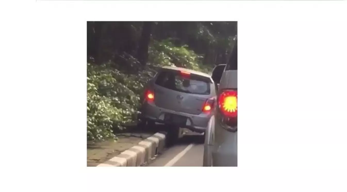 Hindari Macet, Cara Sopir Mobil Ini Kampungan Banget, Ini Videonya