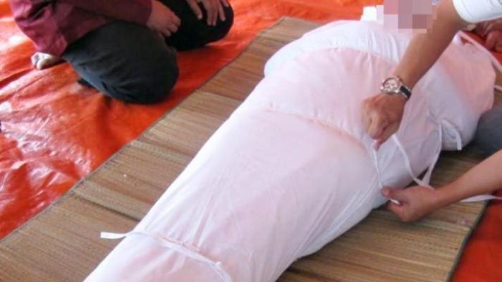 Jenazah Wanita ini Bergerak Saat Dimandikan, Ternyata Dalam Perutnya Ada ini