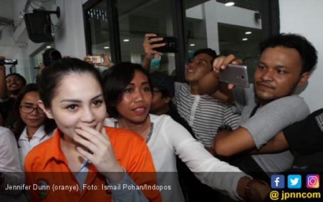 Jennifer Dunn Menyesal, tapi Cengengesan