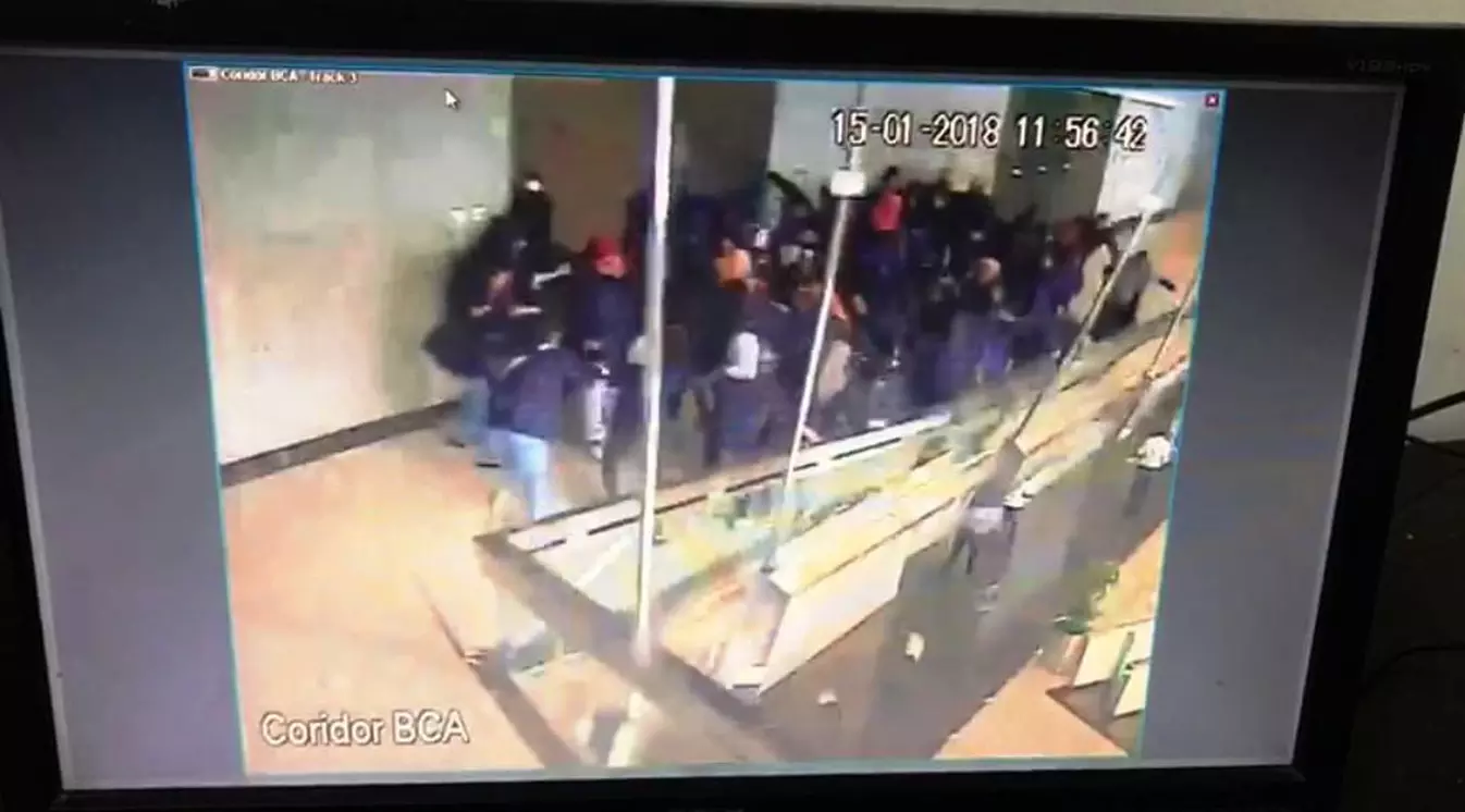 Rekaman CCTV Detik-Detik Ambruknya Balkon BEI 