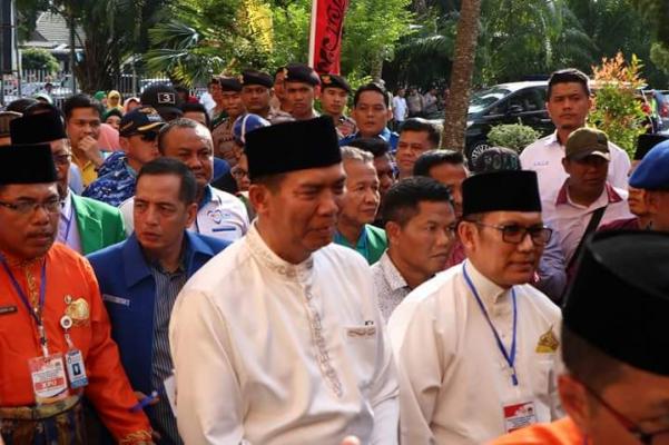 Ribuan pendukung firdaus dan Rusli effendi antarkan untuk mendaftar ke Kpud prop Riau