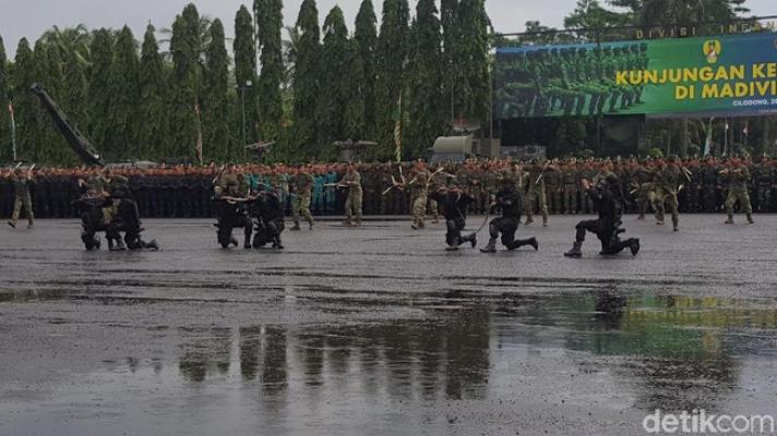 Saat Aksi Prajurit TNI Makan Ular Jadi Sorotan Media Asing, Ini Videonya