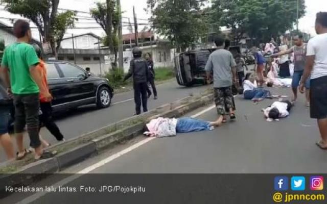Tabrakan, Puluhan Santri Terpental dari Mobil