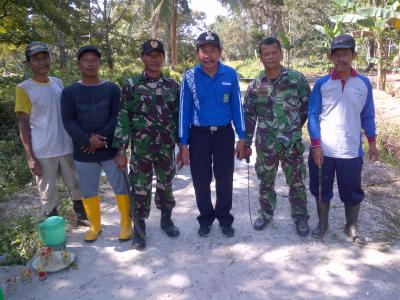 TNI dan Warga Rupat Bersihkan lingkungan di Hari  Peduli Sampah Nasional