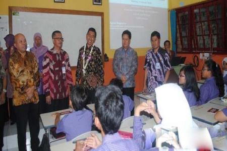 OJK dan Industri Jasa Keuangan Kenalkan Buku untuk SMP