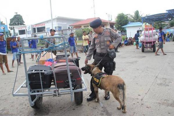 15 Polisi Dapat Penghargaan Setelah Berhasil Gagalkan Penyelundupan 10 Kg Sabu