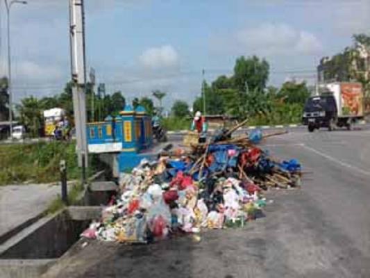 Aduh, Jalan Lingkar Rohil Dijadikan Tempat Pembuangan Sampah